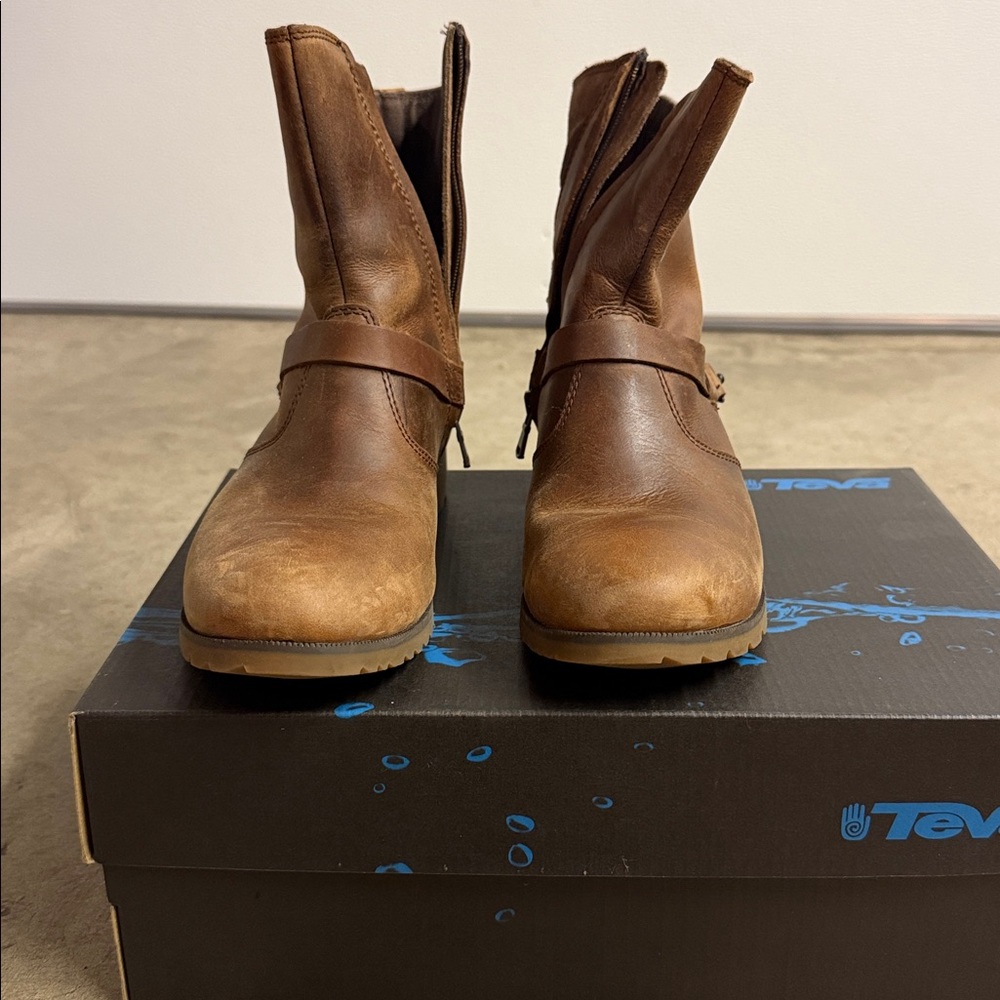 Brand new Teva women's Rustic Brown Leather Boots - Picture 2 of 10